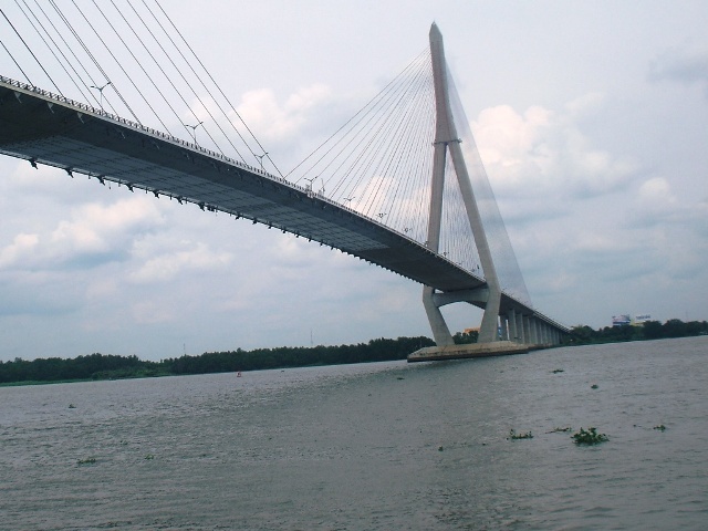 2 thanh nien nhay cau Can Tho tu tu hinh anh