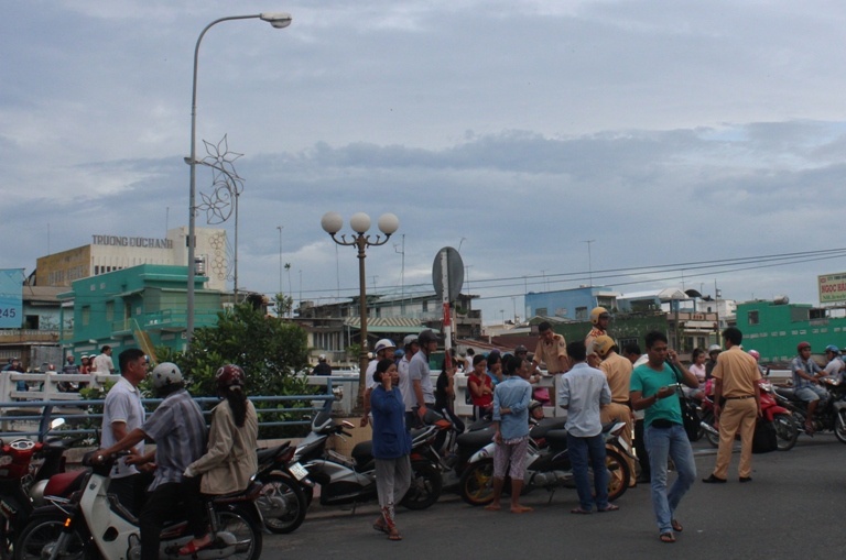 Truy sat tren pho anh 1