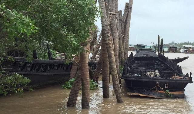 13 tau du lich o Ben Tre bi chay, chim xuong song hinh anh