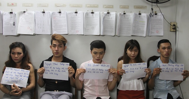 Canh sat tuan tra bat 5 thanh nien tang tru ma tuy tren taxi hinh anh
