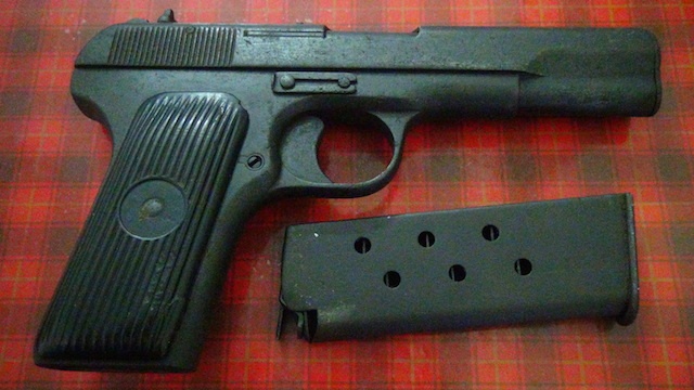 Khoi to nhan vien thuy san lay trom sung K54 phong than hinh anh