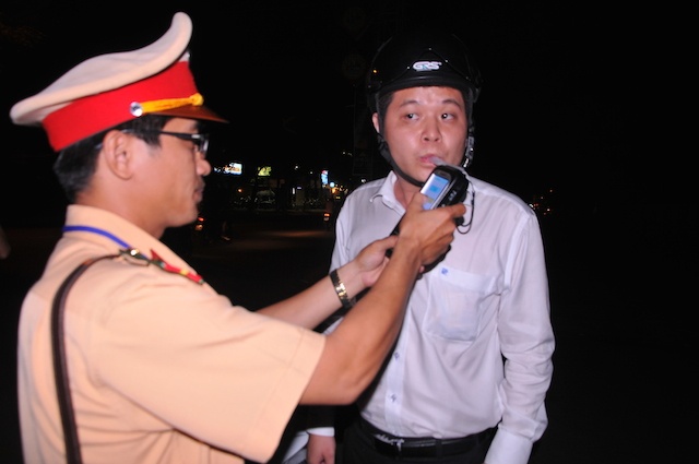 CSGT xu phat tai xe xe bien xanh co hoi men hinh anh