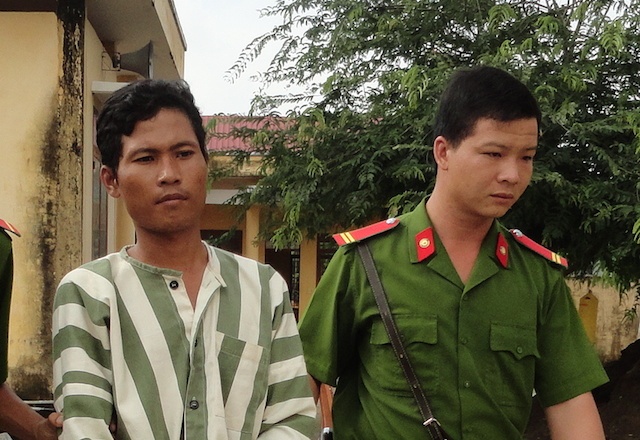 Nhom thanh nien he danh hoi dong ban nhau tu vong hinh anh