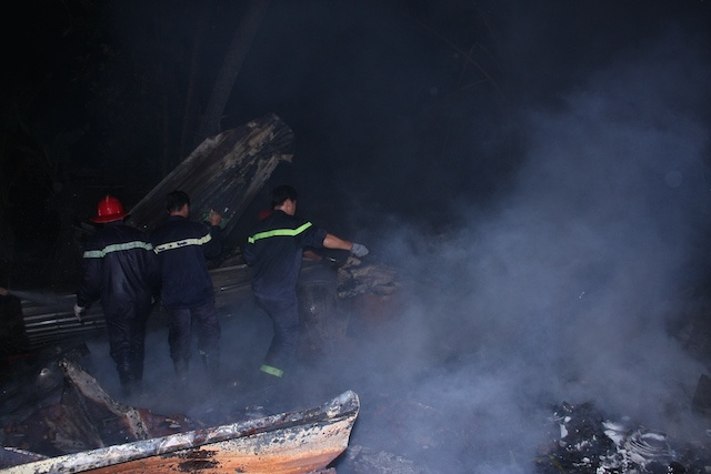 Ba ba chau thoat chet khi can nha chay rui luc rang sang hinh anh