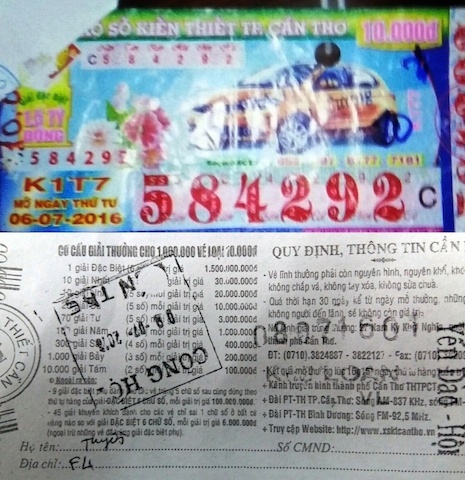 Co gai trao to ve so trung giai bi khoi to hinh anh