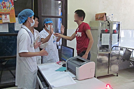 Benh nhan nhiem HIV giat keo tan cong bac si hinh anh