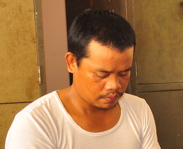Ten trom cham mat canh sat khi dang sua xe tang vat hinh anh