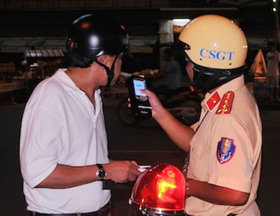 Can Tho phat 18 nguoi chong doi do nong do con hinh anh