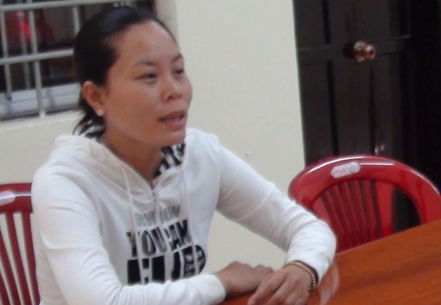 Vo hat chao dau dang soi vao mat chong hinh anh