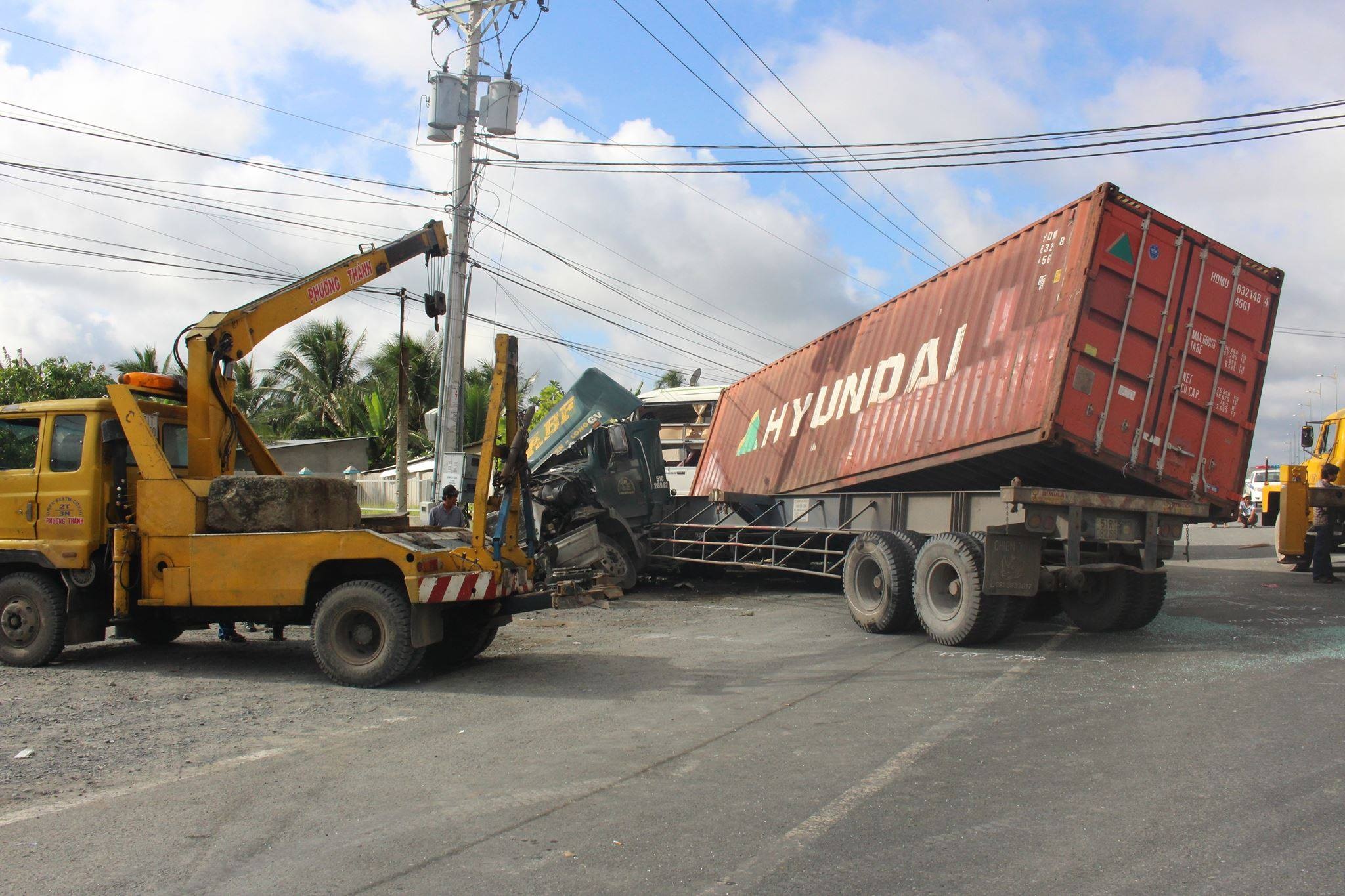 Xe container tong xe khach khien 2 nguoi tu vong hinh anh