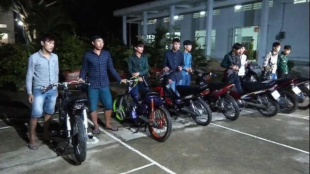 Thanh nien mien Tay thao bien so xe to chuc dua hinh anh