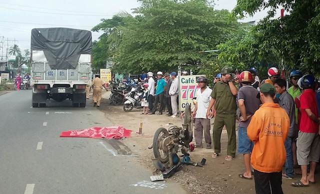 Me chet, con 7 tuoi trong thuong vi bi xe tai tong hinh anh