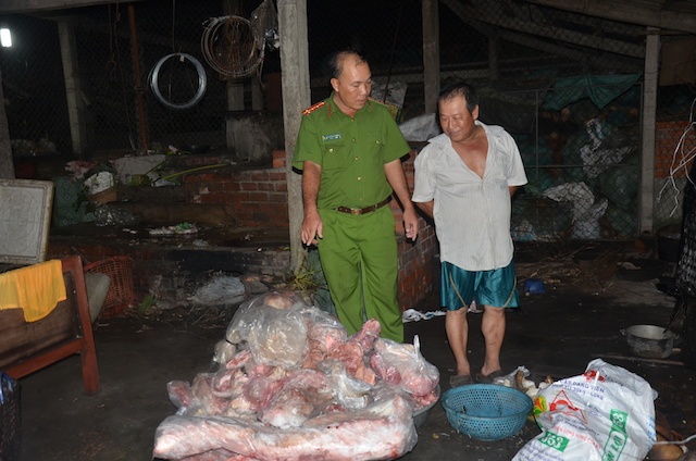 Lo mo mua heo benh ve quay roi ban cho tiem banh mi hinh anh
