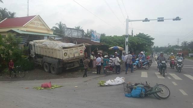 Oto tai tong sap tiem thuoc tay sau khi va cham voi xe may hinh anh