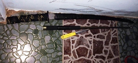 Đôi tình nhân mang kiếm Nhật vào nhà nghỉ ảnh 2 Doi tinh nhan mang kiem Nhat vao nha nghi anh 2