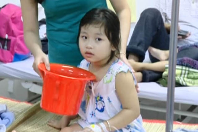 78 tre mam non cung luc bi ngo doc thuc pham hinh anh