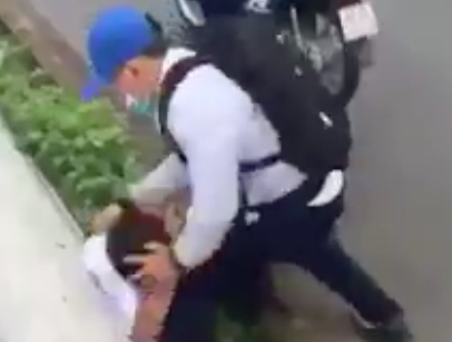 Xuat hien clip nam sinh cam bua danh ban da man giua duong hinh anh