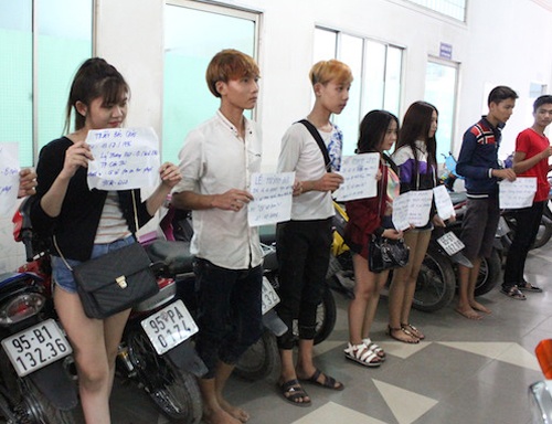 Ca tram canh sat chan nhom dua xe tren quoc lo 1A hinh anh