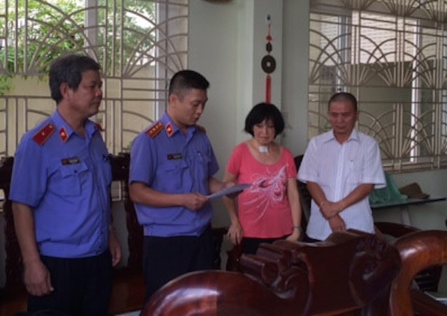 Chi cuc truong thi hanh an huyen bi bat tam giam hinh anh