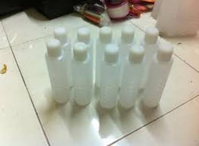 Be trai 4 tuoi nhap vien vi uong nham nuoc rua mong tay hinh anh