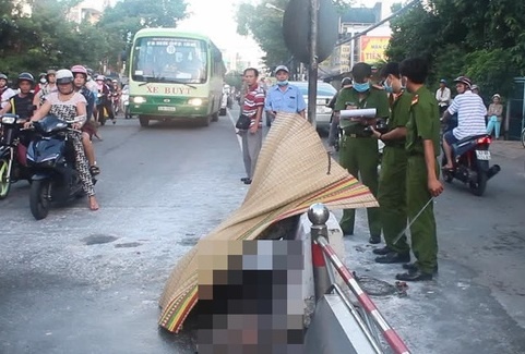 Nghi van cu ong mang xang tu thieu giua pho hinh anh