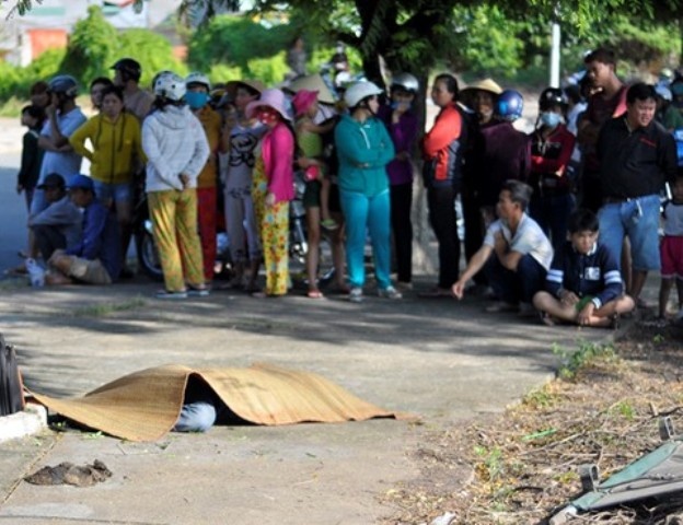 Dam chet ban nhau giua duong roi bo tron hinh anh