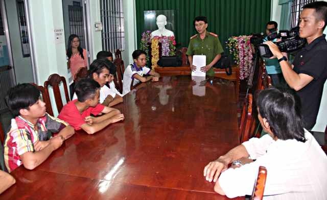 gay nhom duong pho anh 1