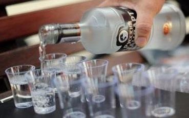 ‘Thanh nien ho bao’ dam chet ban nhau vi rot ruou day ly hinh anh