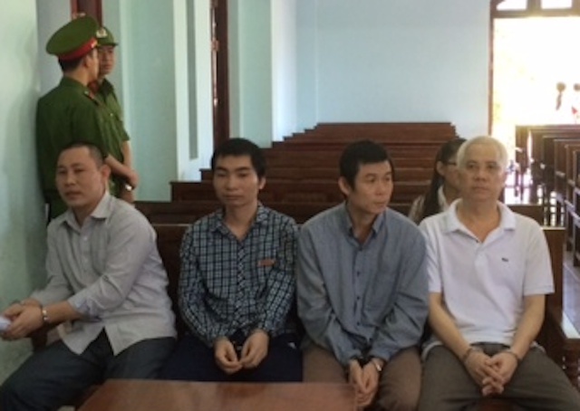 Cuu can bo cong an cam dau duong day lua dao hinh anh