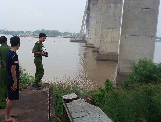 Nguoi dan ong nhay cau nguy kich vi roi trung bai sat vun hinh anh