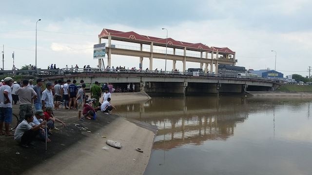 Di rua tay khong may bi roi xuong song mat tich hinh anh