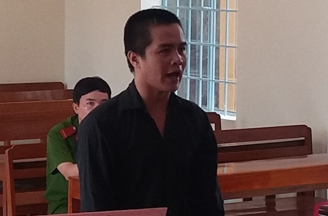 18 thang tu vi cam dao lam doa canh sat minh bi nhiem HIV hinh anh