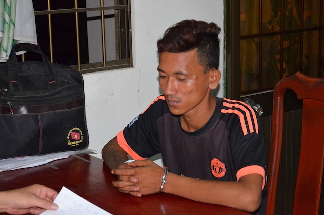 Bi duoi khoi tiec nhau, cam dao dam chet ban than hinh anh