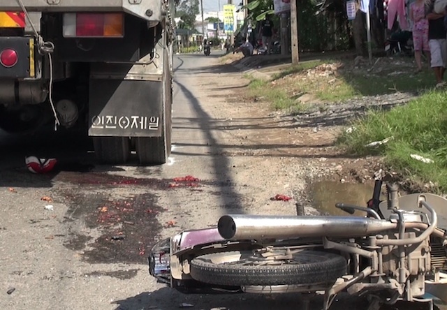 Nu sinh bi xe tai can nat hai chan hinh anh