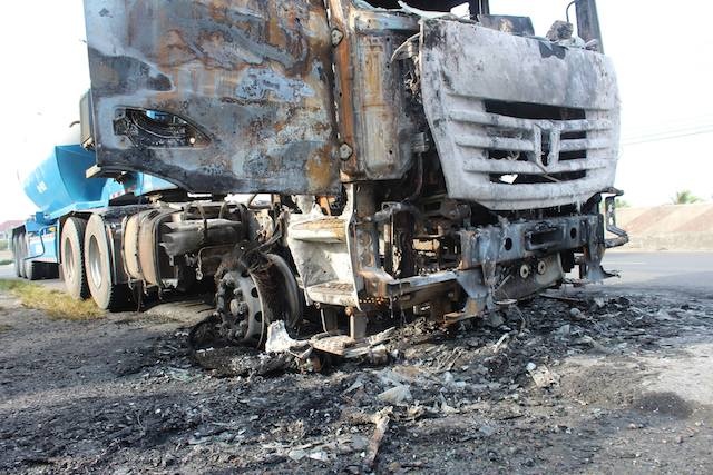 Xe dau keo boc chay du doi tren quoc lo luc rang sang hinh anh