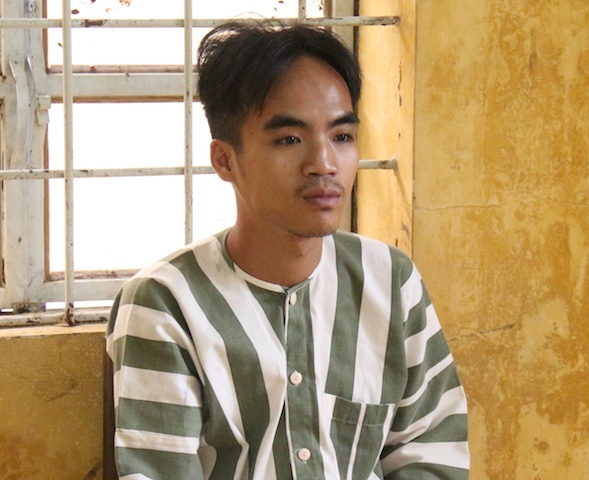 Yeu cau khach tra tien, nu chu quan karaoke bi dam thung gan hinh anh