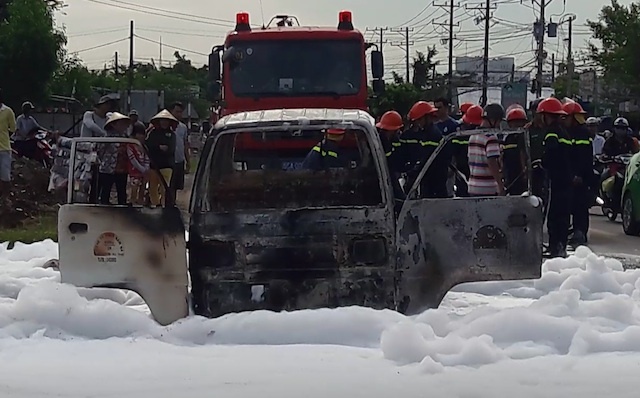 Xe tai boc chay du doi, tai xe may man thoat chet hinh anh