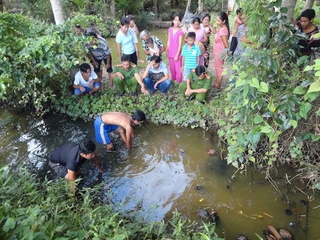 Dim chet nguoi tinh duoi muong nuoc hinh anh