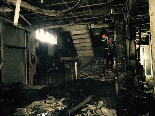 Cuu 4 nguoi trong vu chay dai ly ve so o Can Tho hinh anh