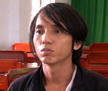 Canh sat giao thong khong che 2 ten cuop tui xach cua co gai hinh anh