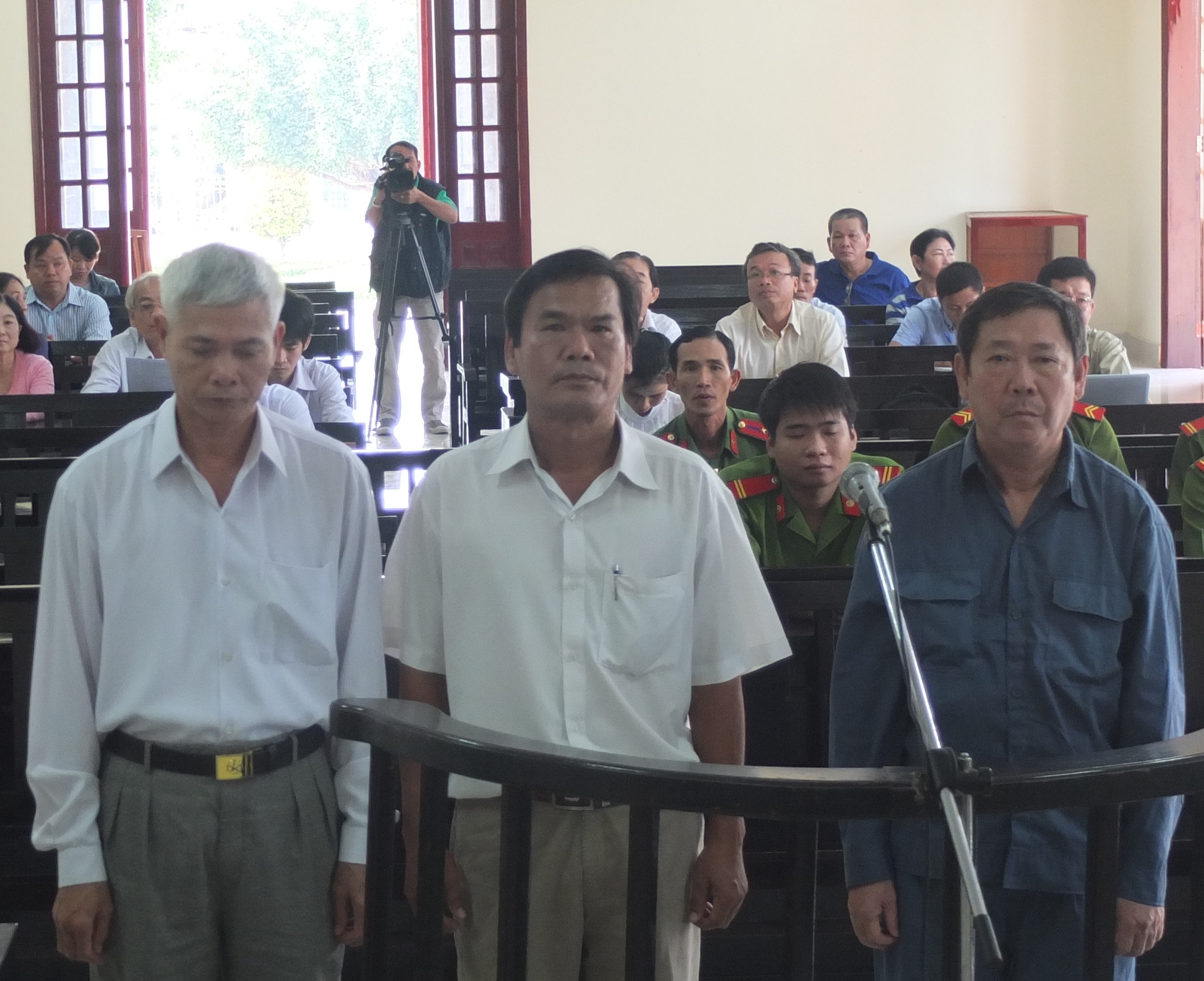 Can bo thue ‘qua mat’ lanh dao tham o 2,4 ty dong hinh anh