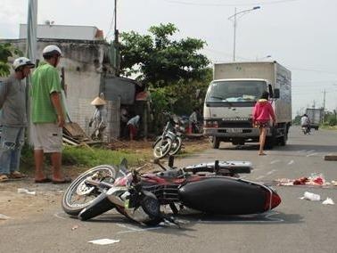 Canh sat hinh su truy duoi xe tai gay tai nan bo tron hinh anh