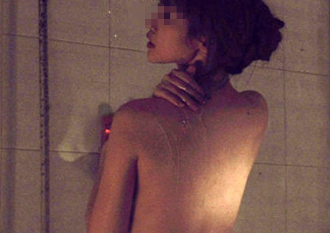 Quay len 40 clip trong nha tam cua 17 nu sinh cung truong hinh anh