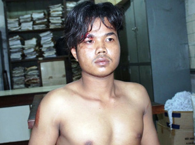 Ten cuop vut xe, coi het quan ao lao xuong ruong bo tron hinh anh
