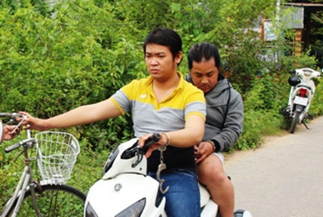 Ga trai vua ra tu cuop iPhone 5 cua nguoi di xe dap hinh anh