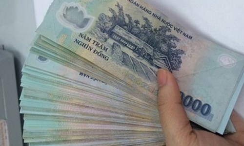 Nhan vien trom hon nua ty cua ba chu hinh anh