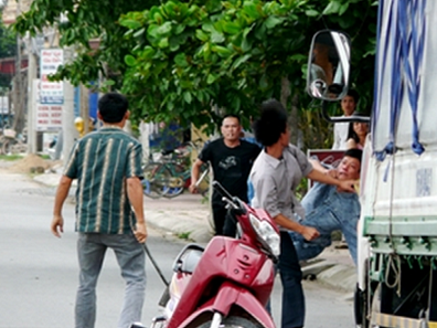 Net po am i khu dan cu, thanh nien bi chem dut gan chan hinh anh