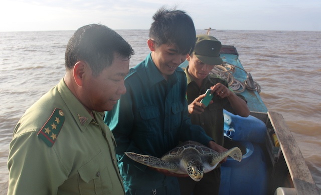 Lao nong mien Tay bat duoc con vich anh 1