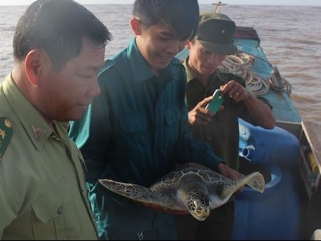 Lao nong mien Tay bat duoc con vich dat vao bai hau hinh anh