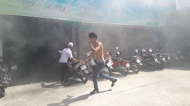 Khach du tiec cuoi thao chay khi dang hat karaoke hinh anh